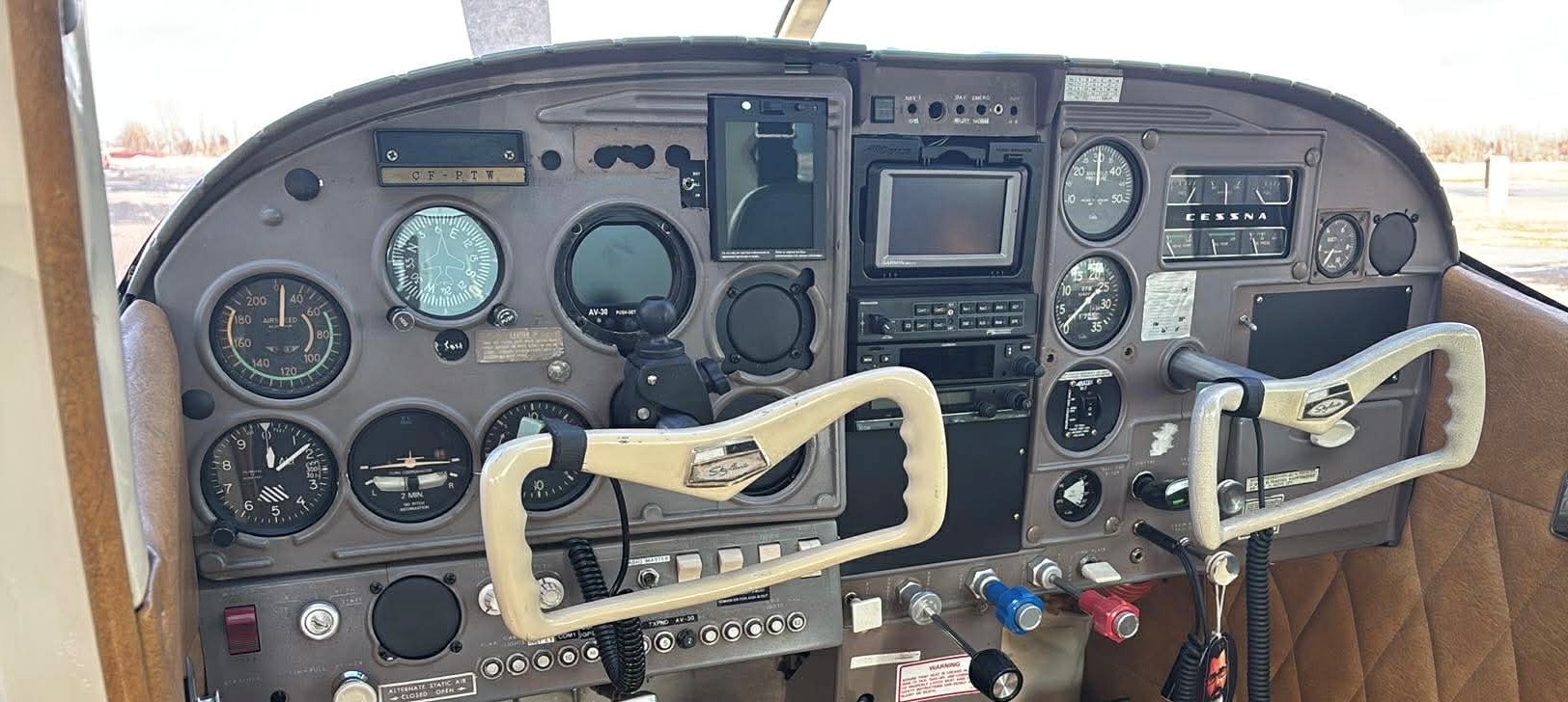Cockpit C-FPTW — Cessna 182G