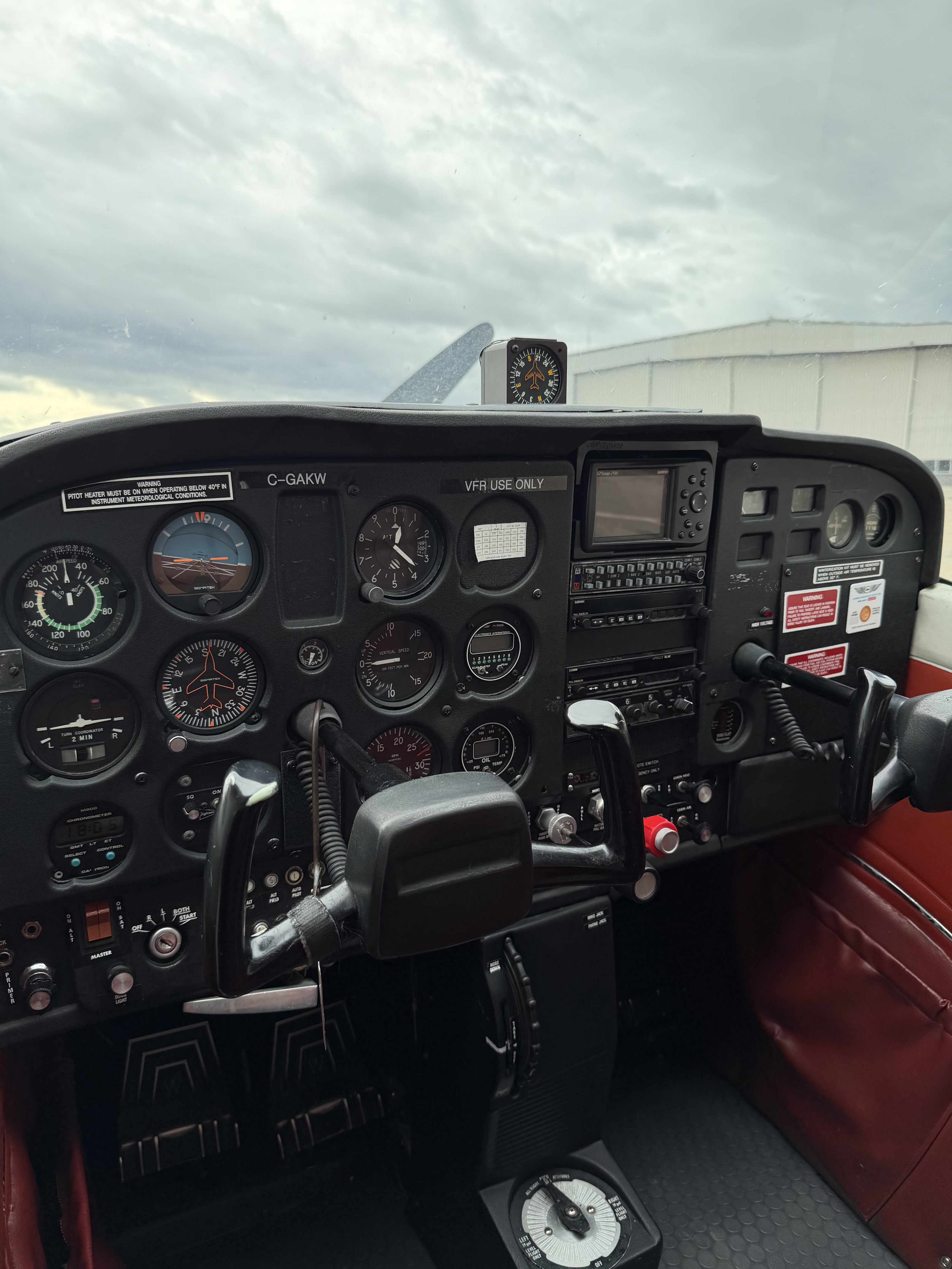 Cockpit C-GAKW — Cessna 172L basé à Trois-Rivières (CYRQ)