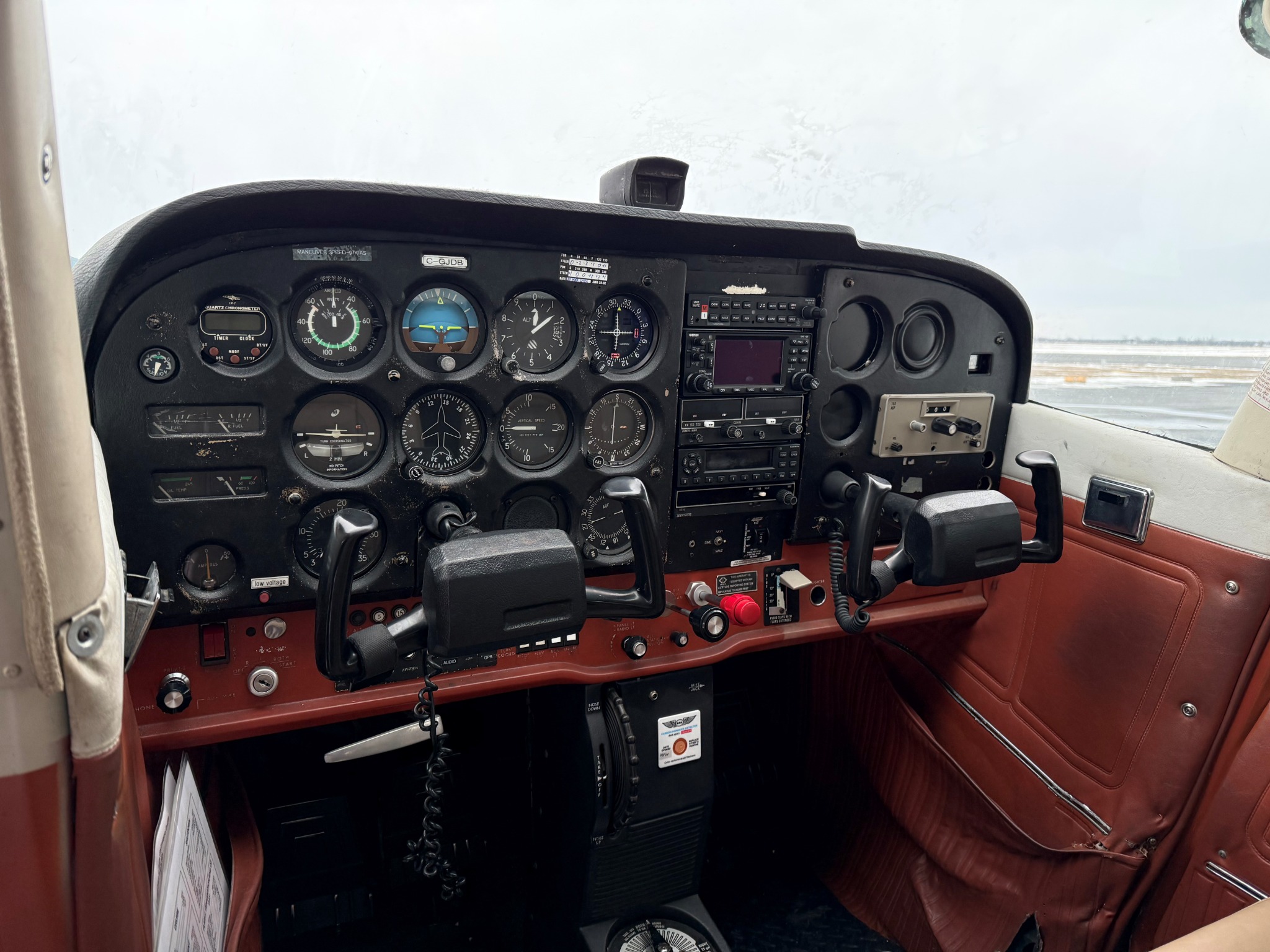 Cockpit C-GJDB — Cessna 172N
