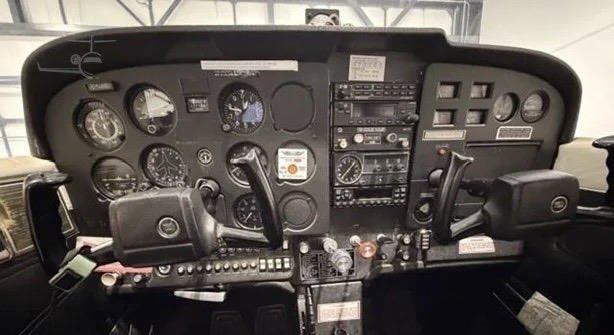 Cockpit C-GJRS — Cessna 172M