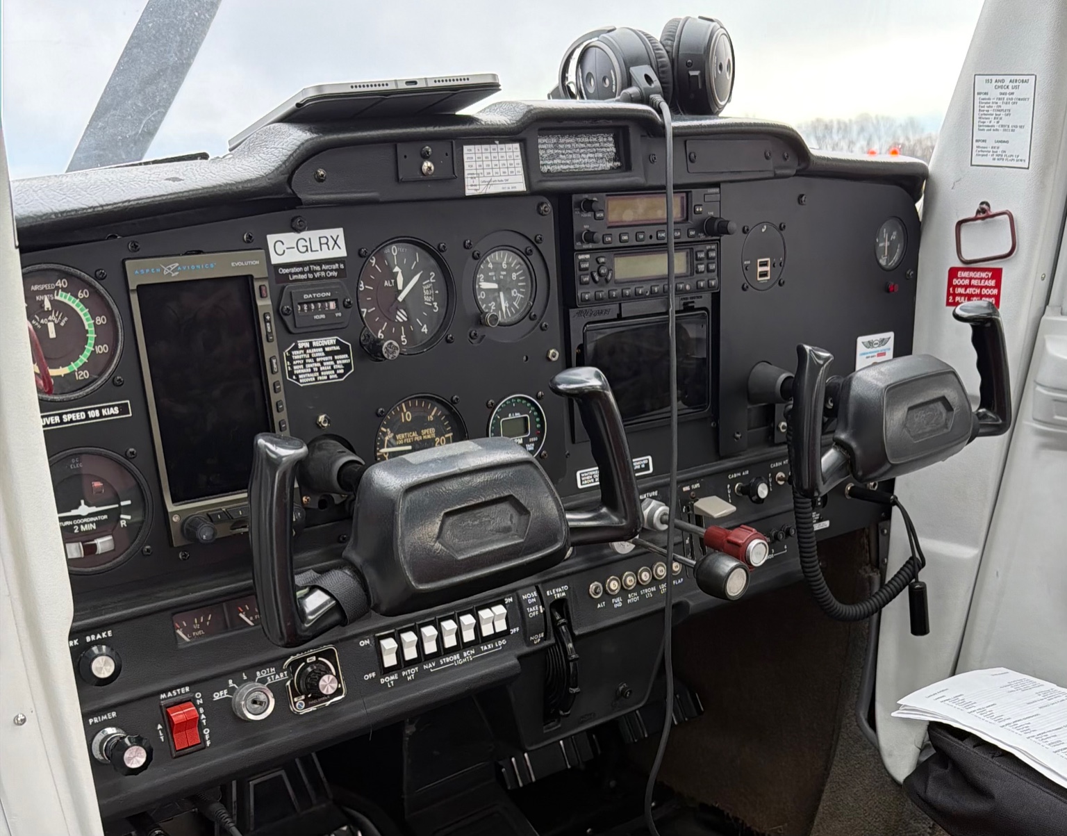 Cockpit C-GLRX — Cessna 152 Aerobat