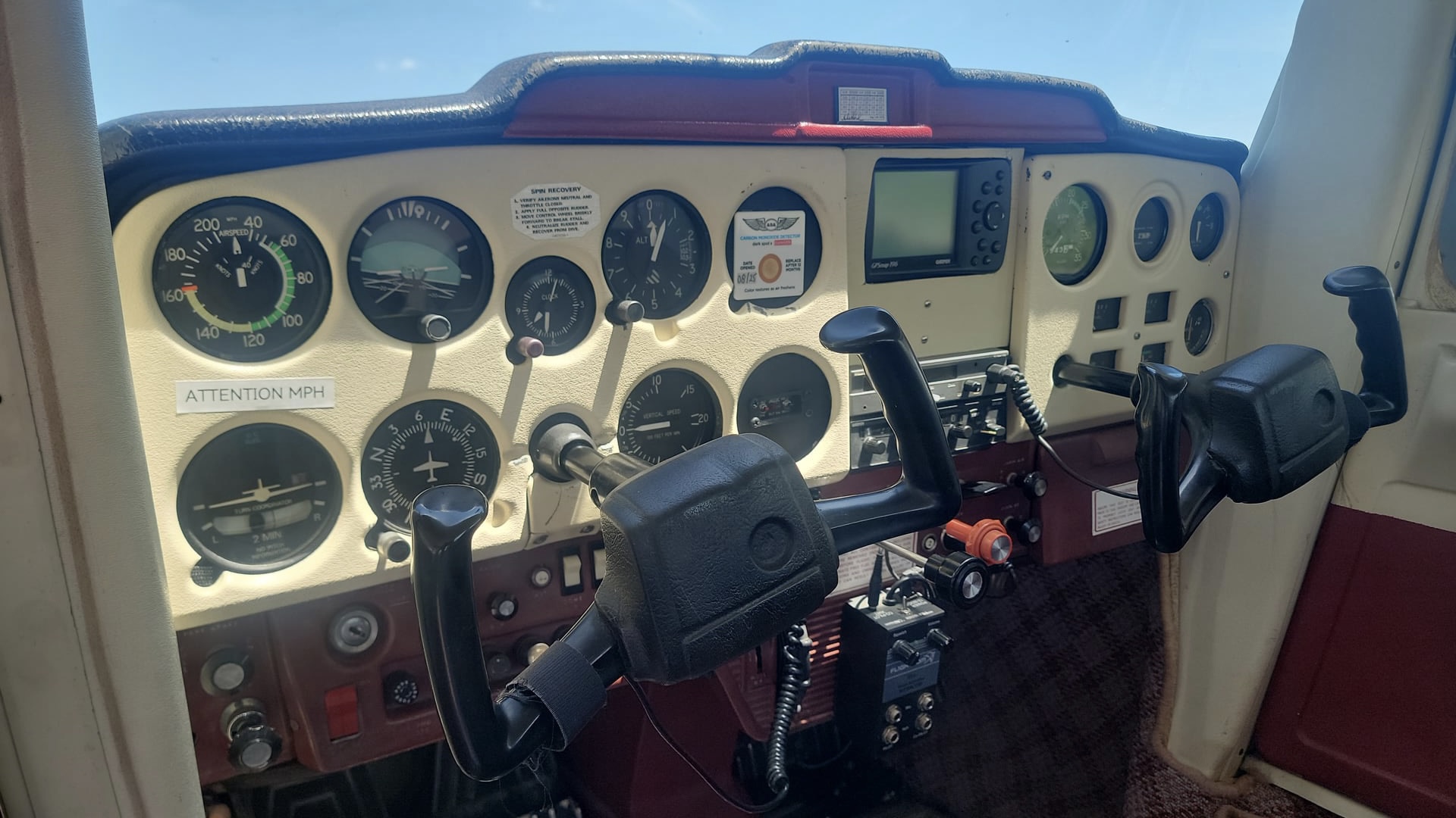Cockpit C-GPER — Cessna 150L