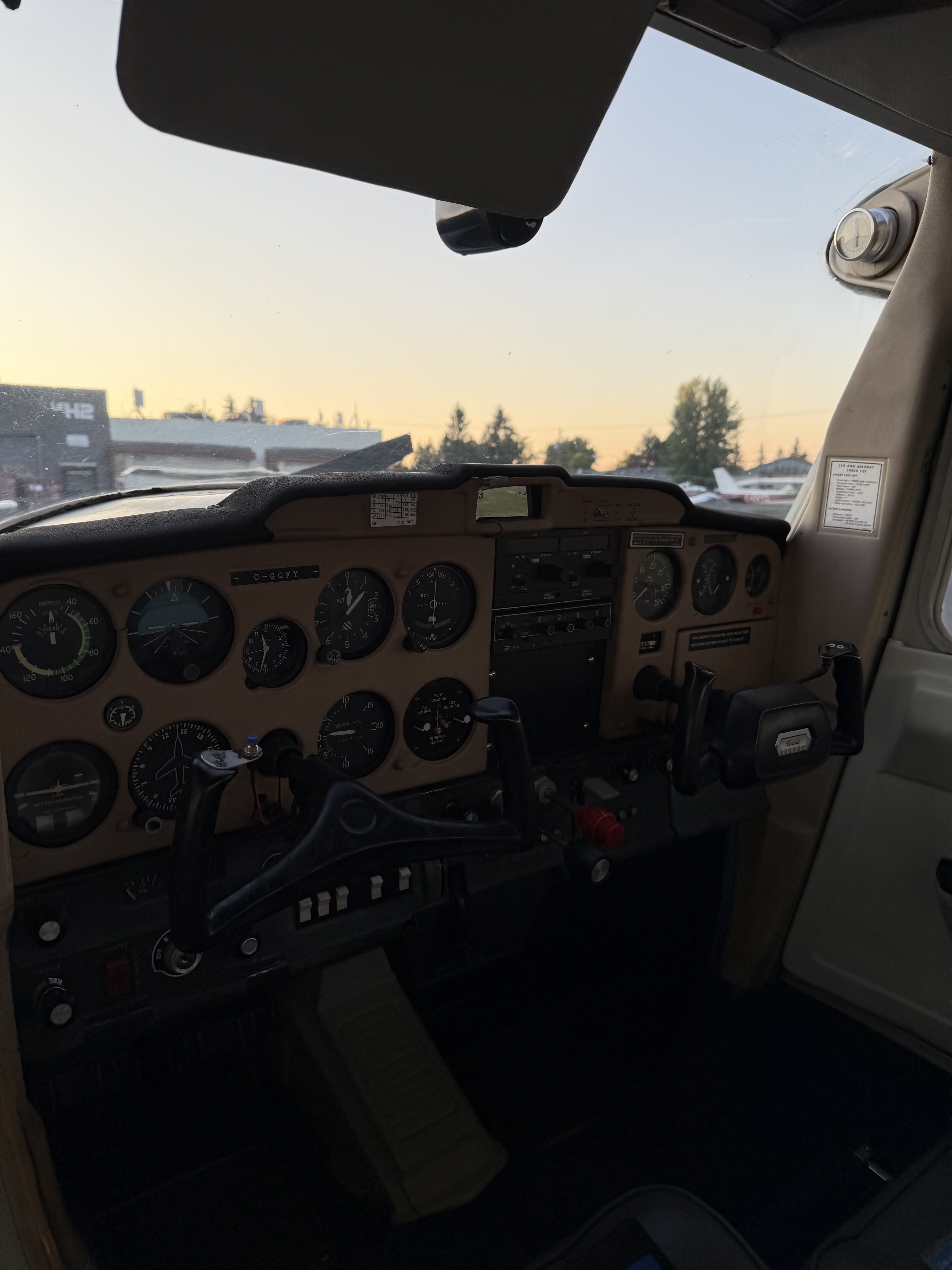 Cockpit C-GQFY — Cessna 150M